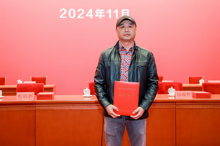 宋超先生代表兴业卓辉领奖.jpg